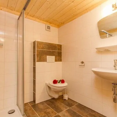 Ferienhaus In Gemeinde Mit Garten Und Grill بيت للعطل *
